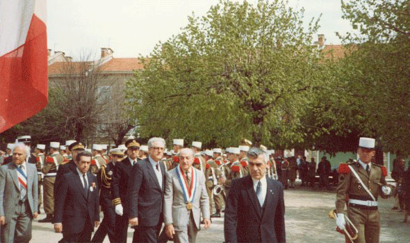 remise de la légion d'honneur ( Officier )
à Joseph La Picirella 1983