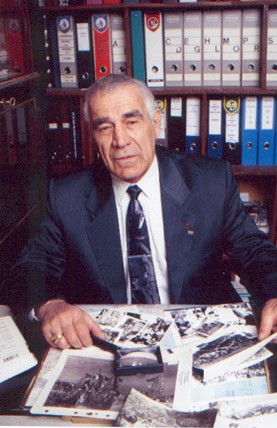Joseph La Picirella au travail dans son bureau
